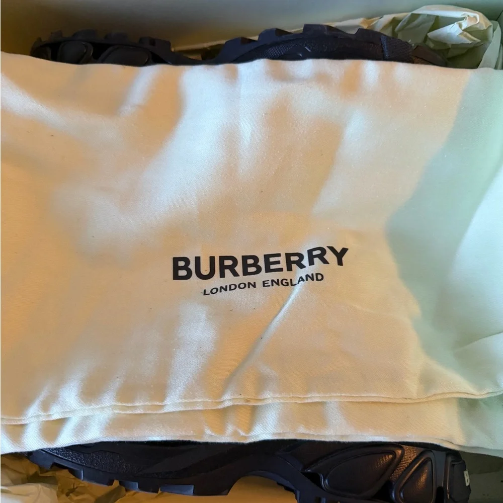 Burberry Arthur ‘Archive Beige Black’ Size 40EU/7MUS - Picture 8 of 10